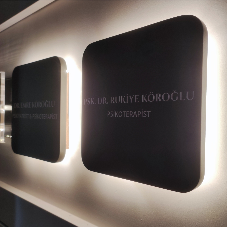 isikli-ahsap-kapi-tabelasi