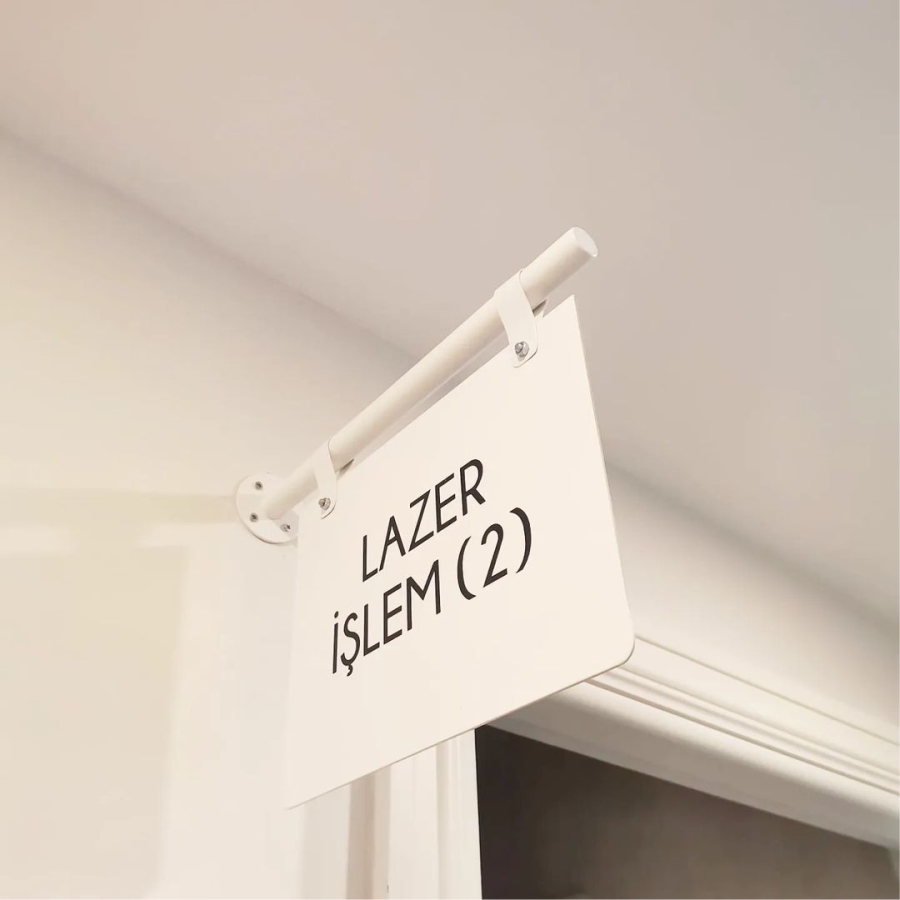 nisantasi-klinik-ic-mekan-lazer-sallanan-kapi-tabelasi