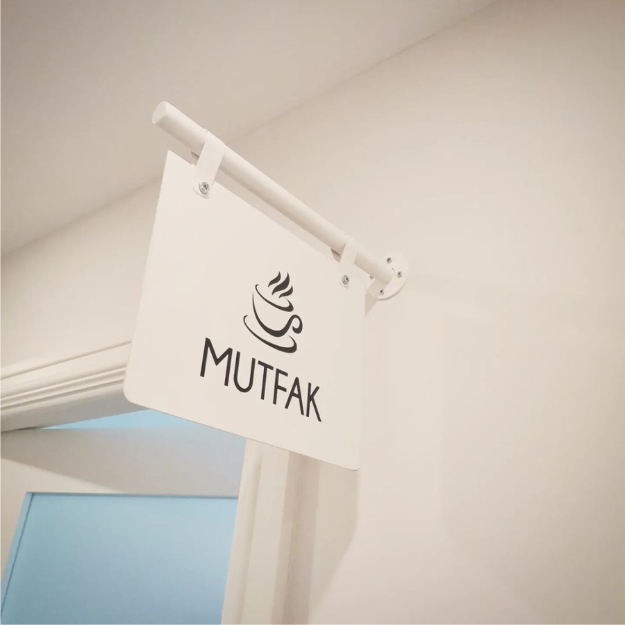 nisantasi-klinik-ic-mekan-mutfak-sallanan-kapi-tabelasi