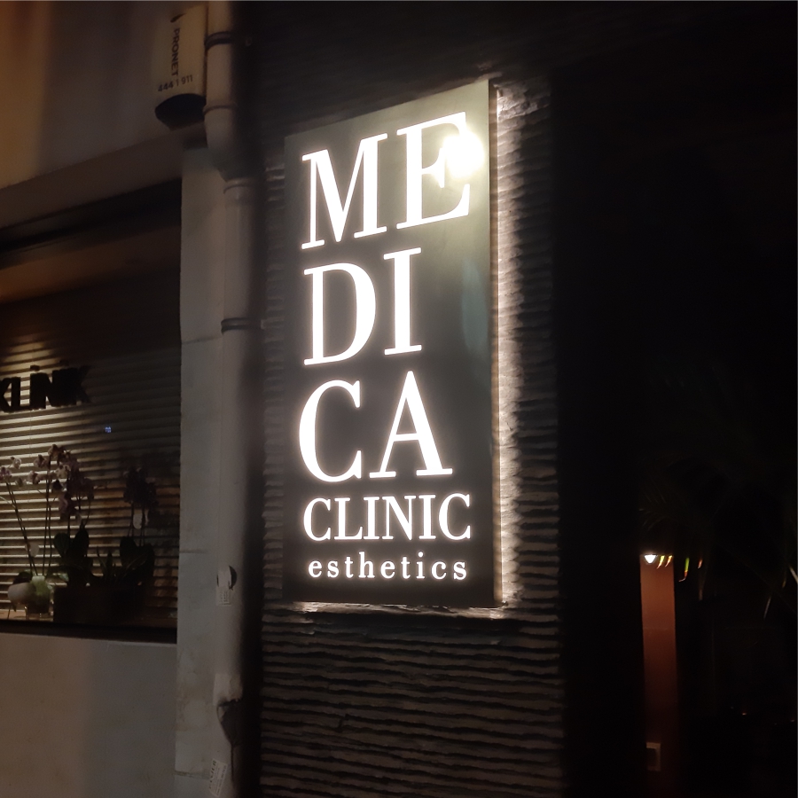 nisantasi-medica-klinik-isikli-gold-rose-krom-kapi-tabelasi