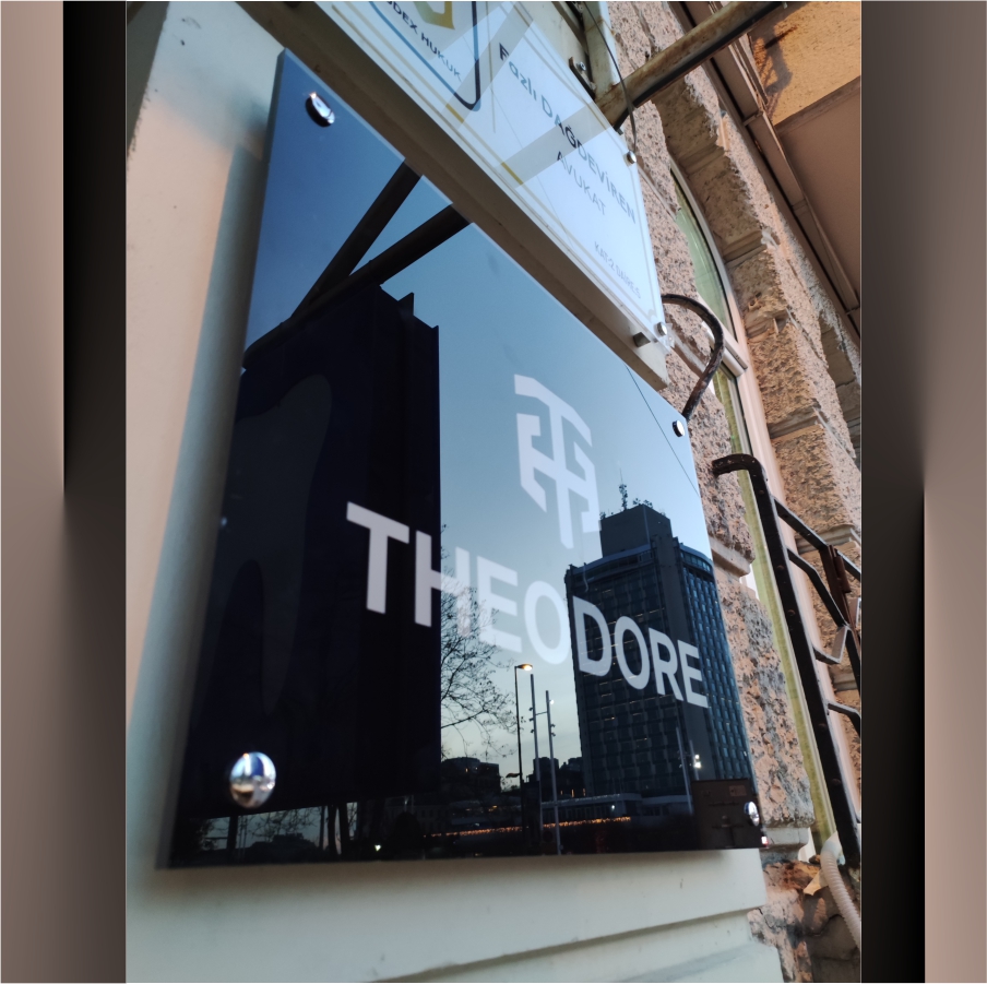 uv-baskili-pleksi-kapi-tabelasi