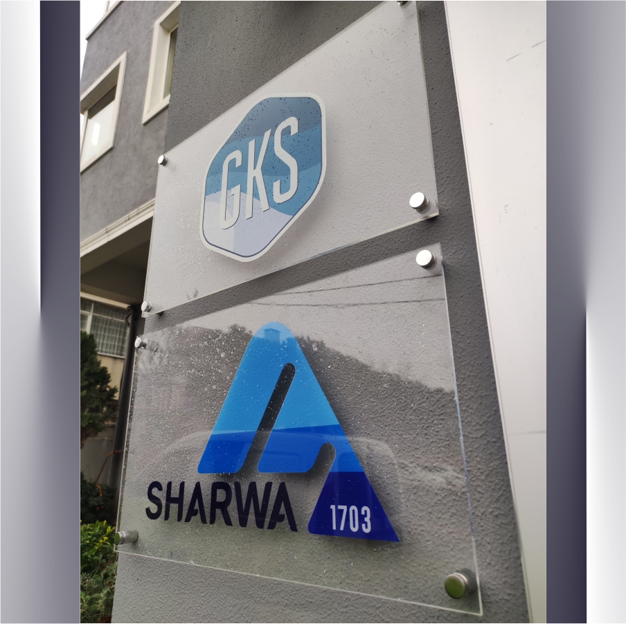 uv-baskili-seffaf-pleksi-kapi-tabelasi