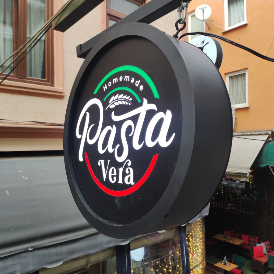 besiktas-pasta-vera-isikli-yuvarlak-tabela