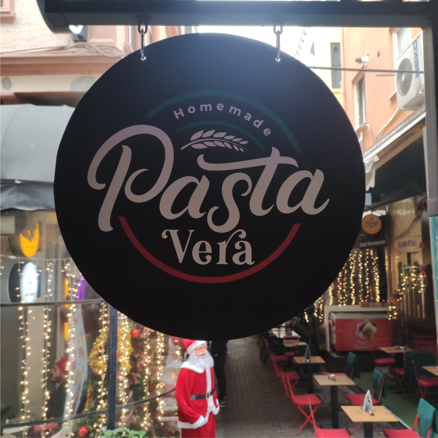 makarnaci-isiksiz-metal-yuvarlak-tabela